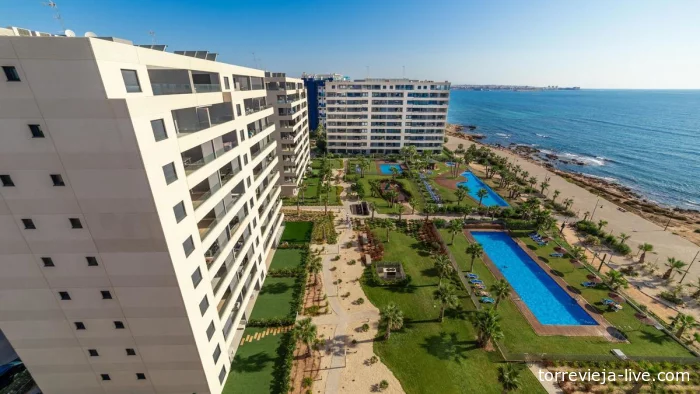 Жизнь на пляже: впечатляющие жилые комплексы Valonia Resort и Posidonia, которые продает Grupo Gomendio в Торревьехе