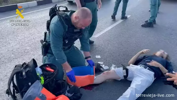 Полиция помогает раненому мотоциклисту в Торревьехе с сильным кровотечением